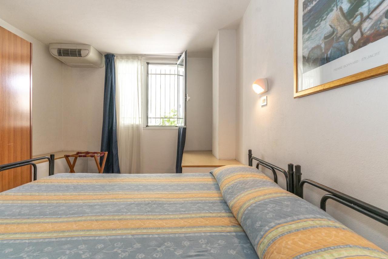 Hotel Villa Isola Rimini Exteriör bild